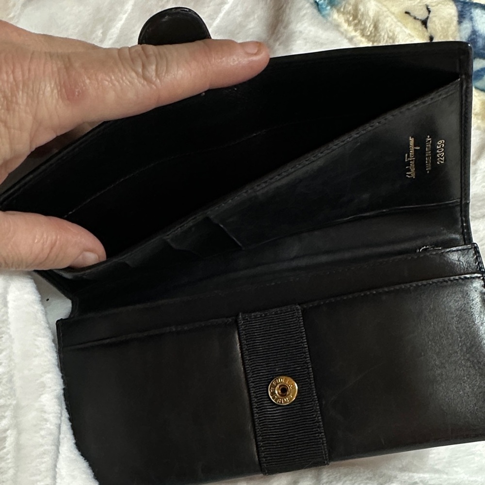 🩷Salvatore Ferragamo Black Leather Wallet with Gold Accent - Picture 4 of 4